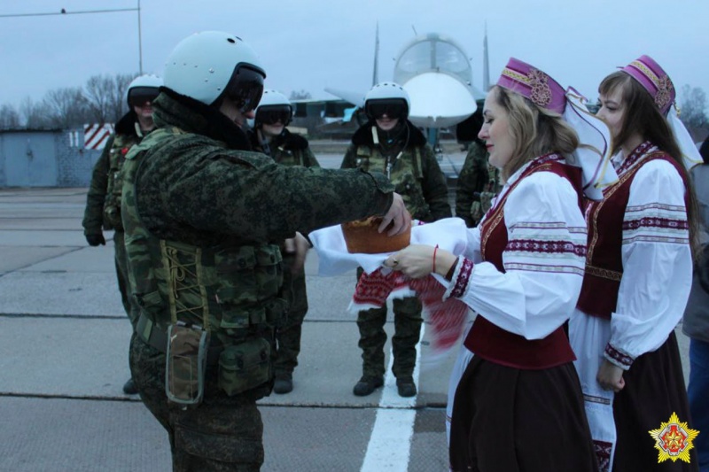 В Беларусь прибыли российские бомбардировщики Су-34: показали, как их встречали (ФОТО) - фото 4