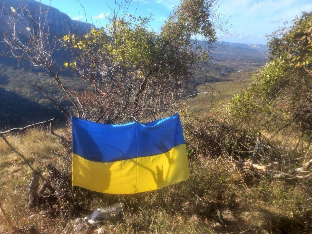 Окупантам нагадали, чий Крим: над півостровом розвивається український прапор - фото 3