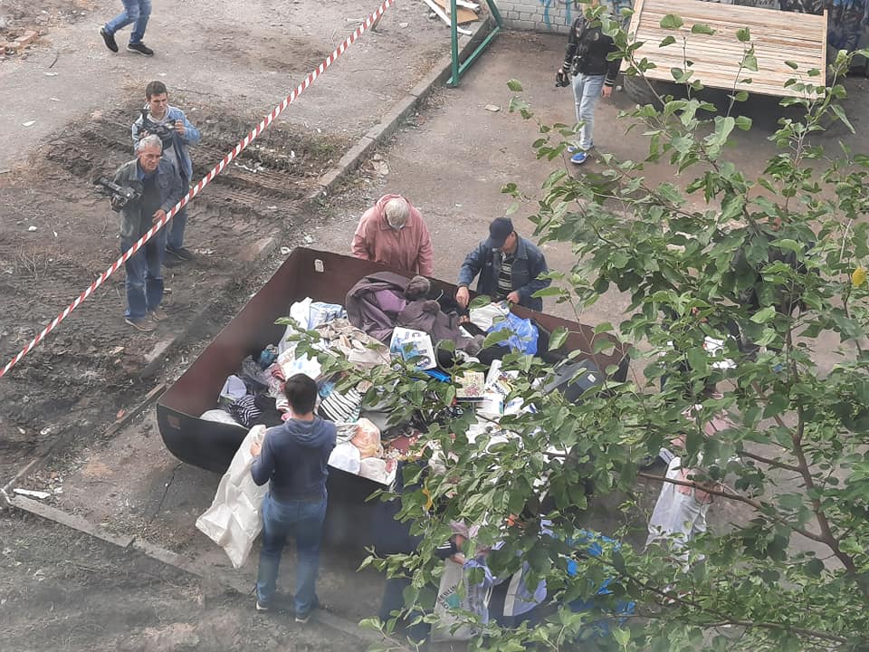 Из взорвавшегося дома на Позняках в Киеве начали выносить вещи - фото 4