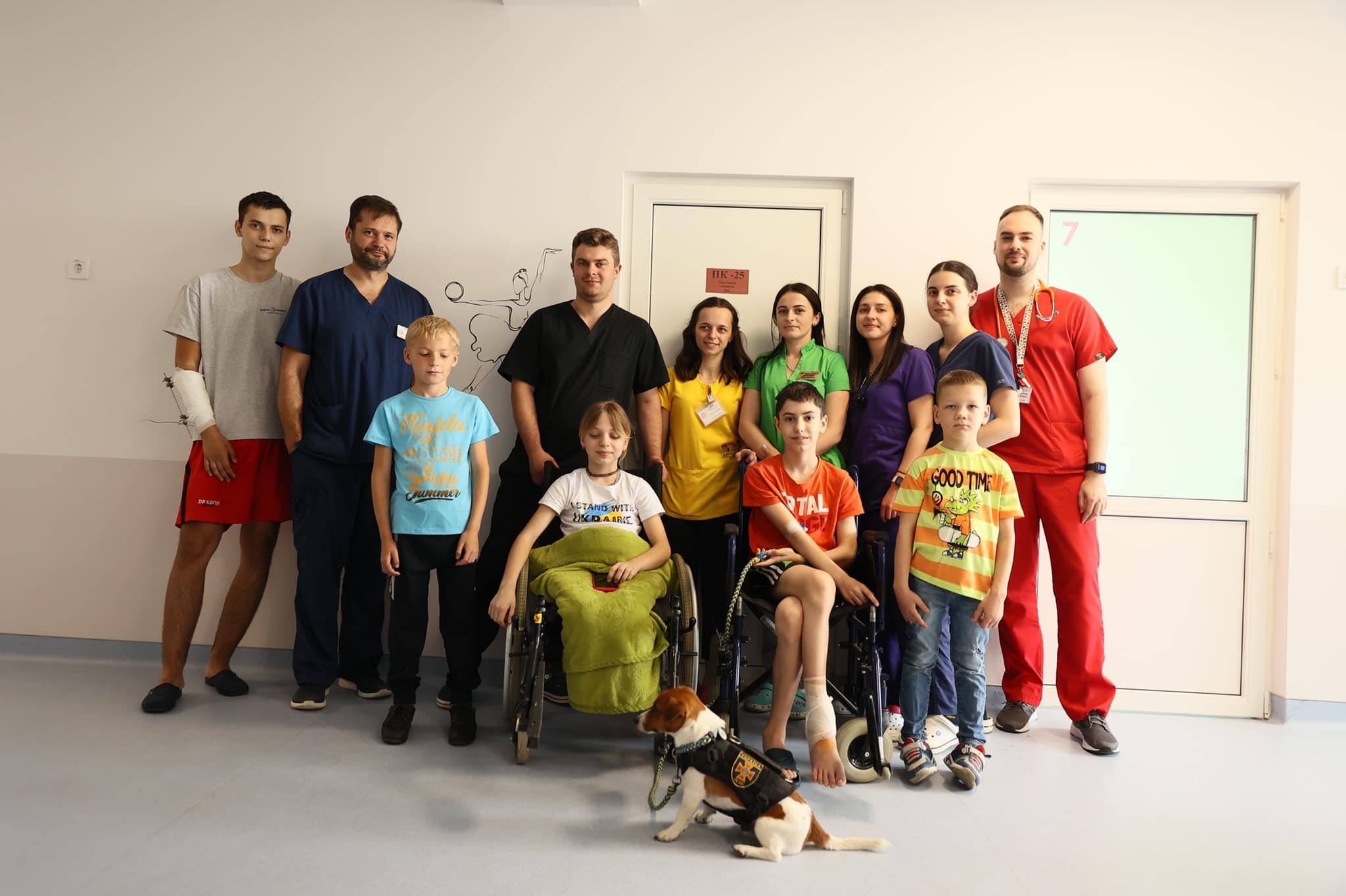 Пес Патрон посетил во львовской больнице раненых детей: трогательные фото - фото 9