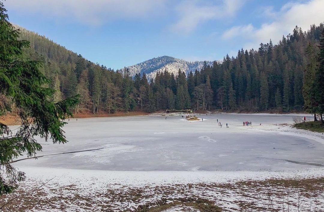 Озеро Синевир поражает невероятной зимней красотой (Фото) - фото 2