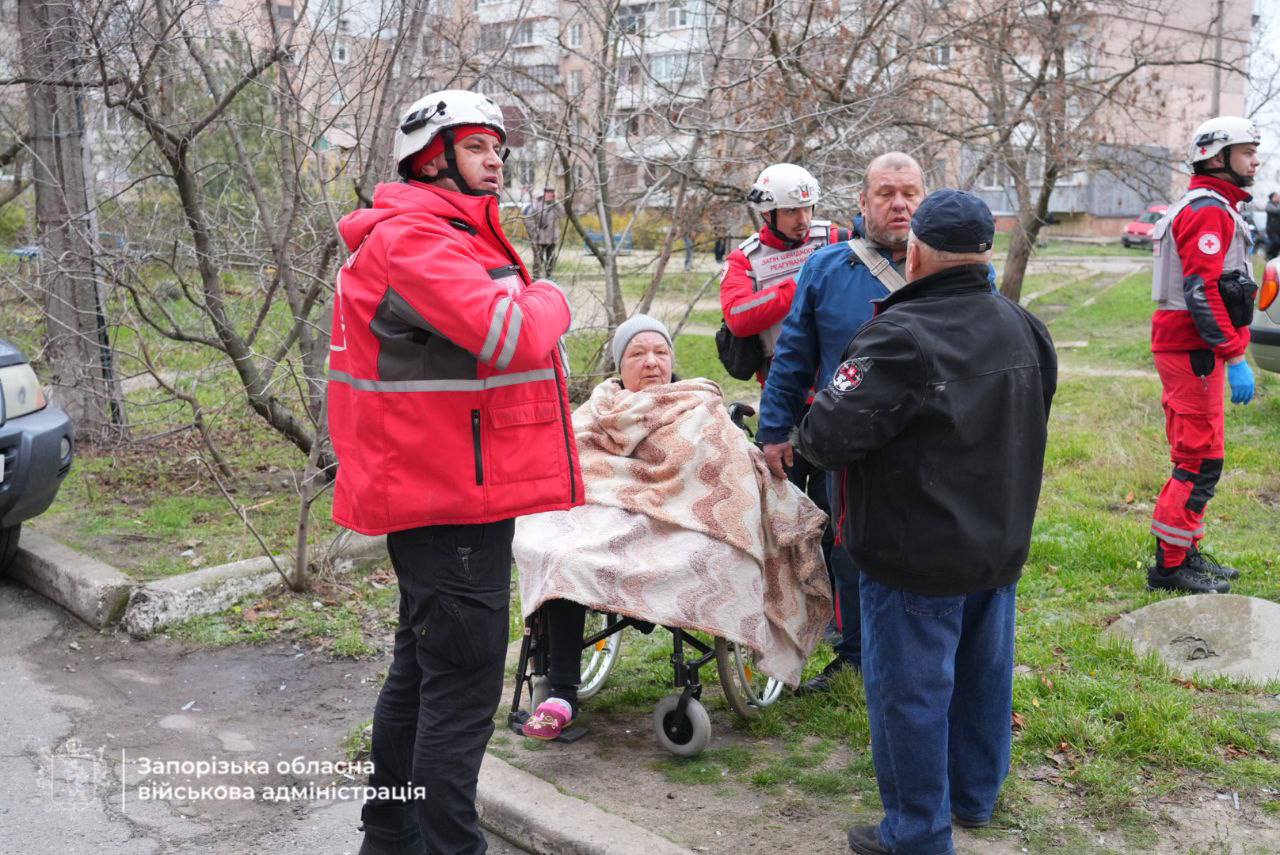 Оккупанты авиабомбами обстреляли Запорожье: есть попадание в дом (ОБНОВЛЯЕТСЯ) - фото 2