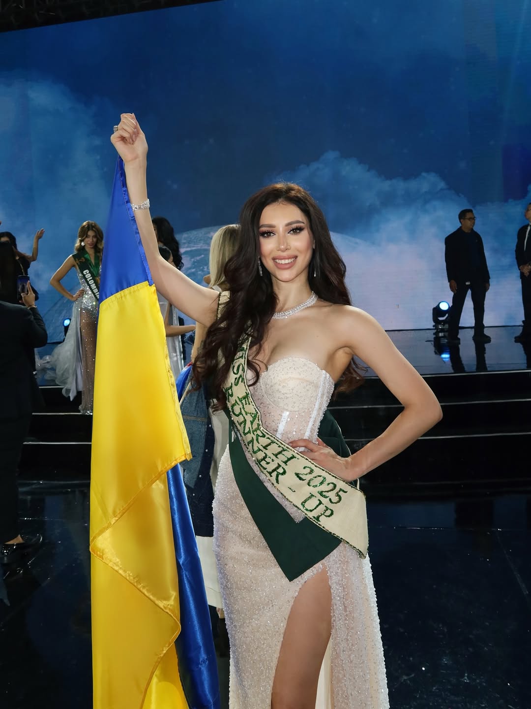 Учасниця з України впала у фіналі конкурсу краси ”Міс Земля”: відео курйозу - фото 2 Учасниця з України впала у фіналі конкурсу краси ”Міс Земля”: відео курйозу - фото 2