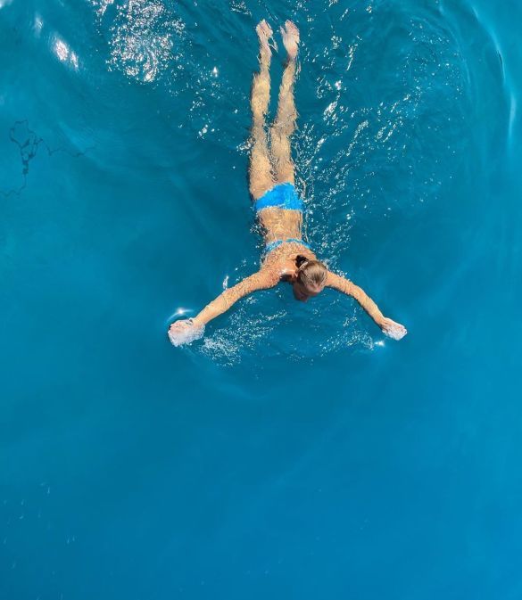 В голубом купальнике и без макияжа: Катя Осадчая показала свой отдых в Турции  - фото 4