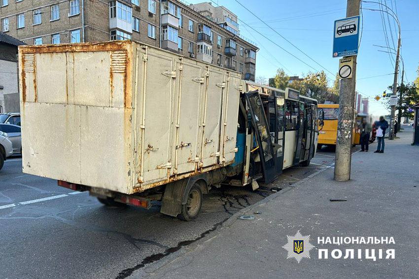 У Києві вантажівка влетіла у маршрутку: що з пасажирами (ОНОВЛЕНО) - фото 2