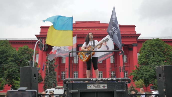 ФОТОФАКТ: Тысячи людей вышли в центр Киева в поддержку подозреваемых по делу Шеремета - фото 2