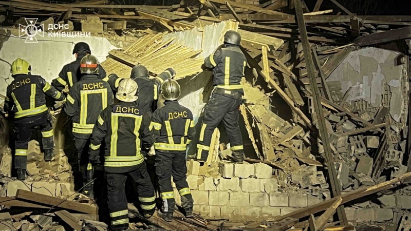 Киевщина в руинах: спасатели показали последствия атаки россиян - фото 2 Киевщина в руинах: спасатели показали последствия атаки россиян - фото 2