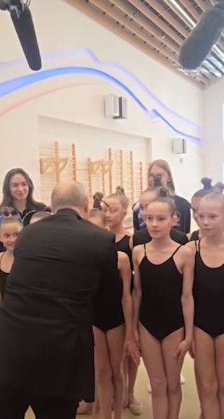 Путина раскритиковали за выстроенных перед ним детей в одних купальниках и публичный поцелуй - фото 2