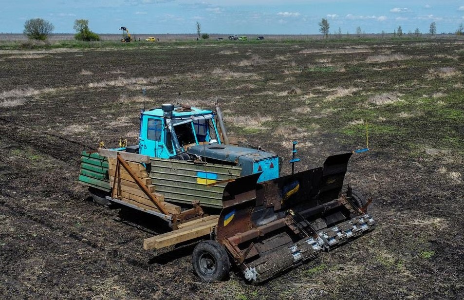 Украинский фермер придумал новый способ разминирования полей - фото 2