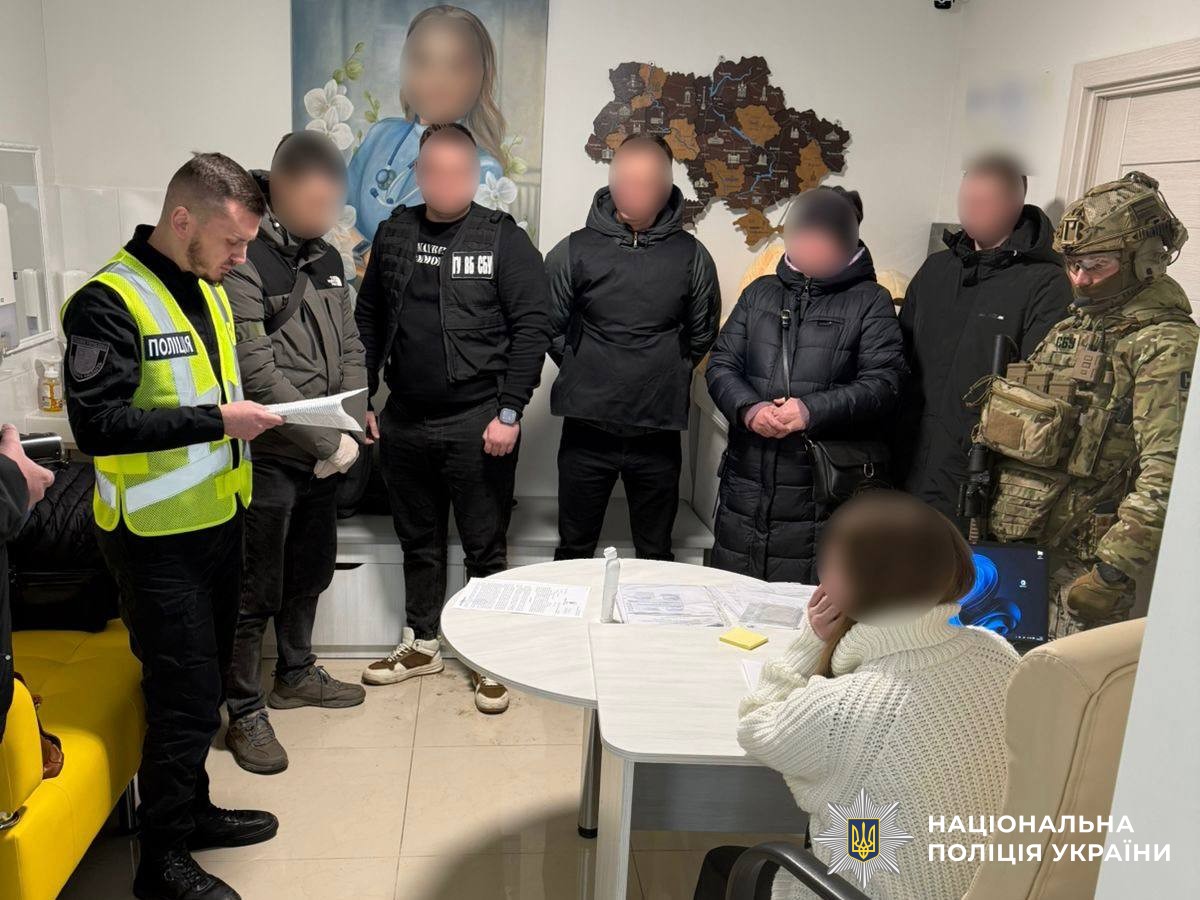 Ковер из долларов: врачи ”заработали” шокирующую сумму на фиктивной инвалидности (ФОТО) - фото 2