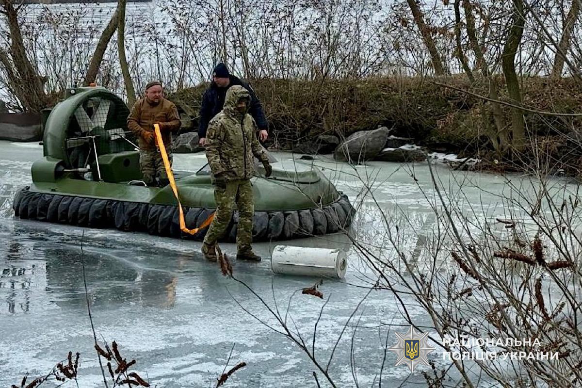 Небезпека на замерзлому Дніпрі: смертельну знахідку виявили на кризі - фото 2