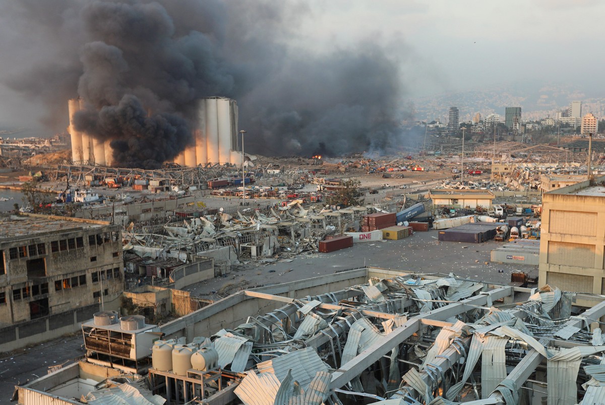 Окровавленные люди и тонны железа: как сейчас выглядит разрушенный взрывами Бейрут (ФОТО) - фото 7