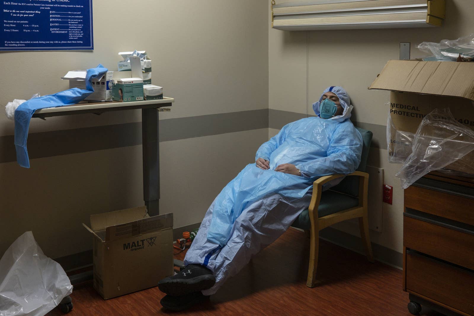 До слёз: фотограф из Техаса показал снимки, сделанные в госпитале, где лежат с COVID-19 - фото 15