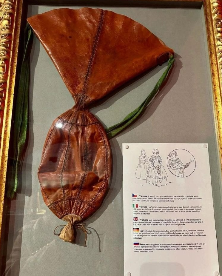 У музеї Праги виставили шляхетний аксесуар аристократів для пукання (ФОТО) - фото 2 У музеї Праги виставили шляхетний аксесуар аристократів для пукання (ФОТО) - фото 2