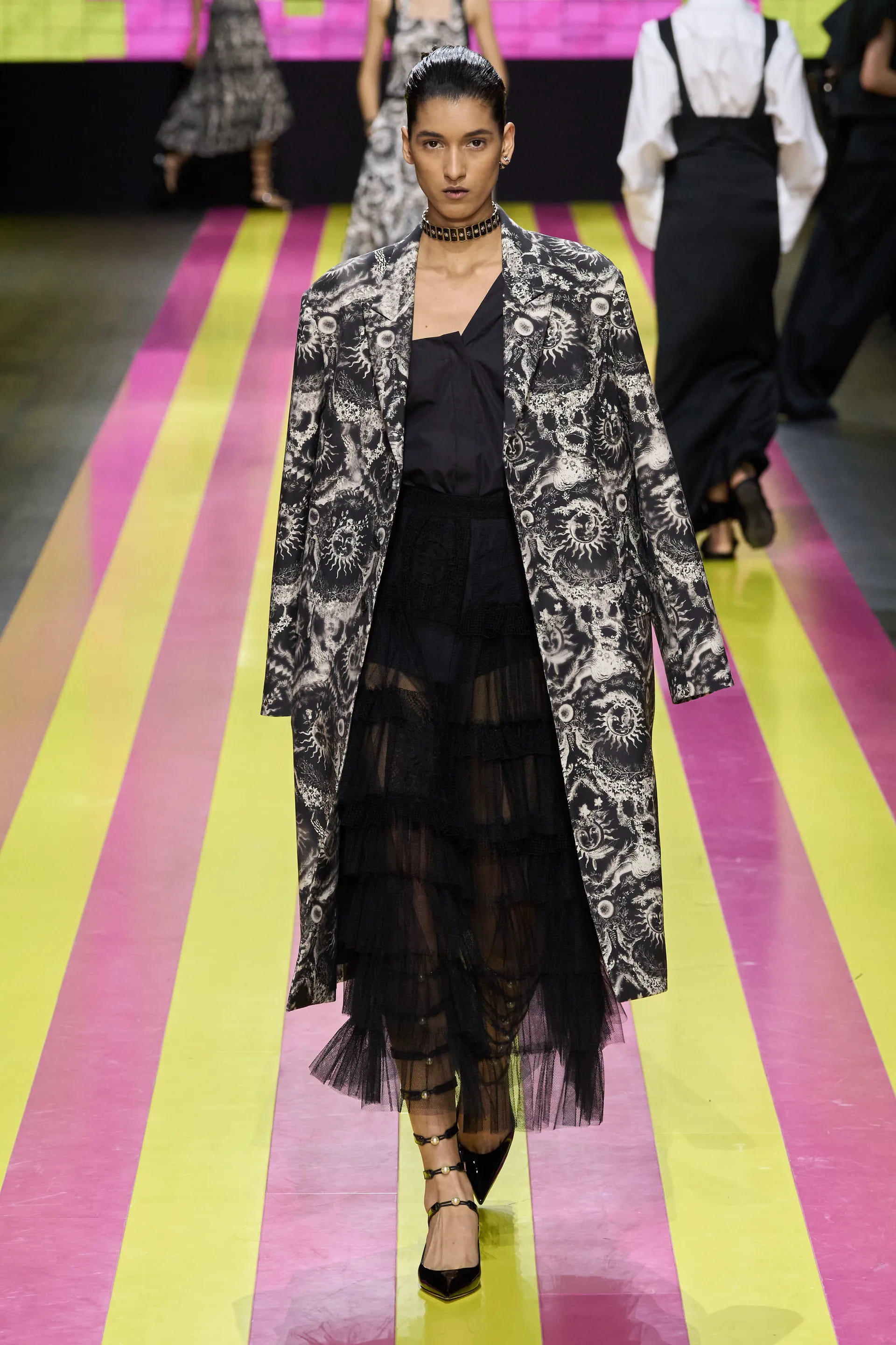  Троянди на сукнях, сиві Хелен Міррен та Енді МакДауелл на подіумі та прощальна колекція Сари Бартон для Alexander McQueen: подробиці Paris Fashion Week - фото 26
