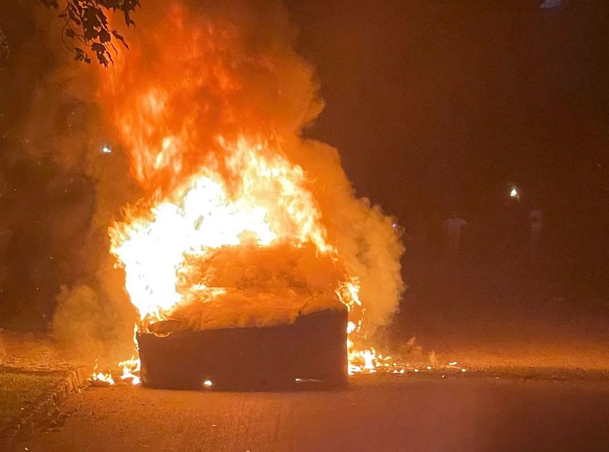 В США Tesla Model S Plaid заблокировала водителя в салоне горящего авто (ФОТО)  - фото 2