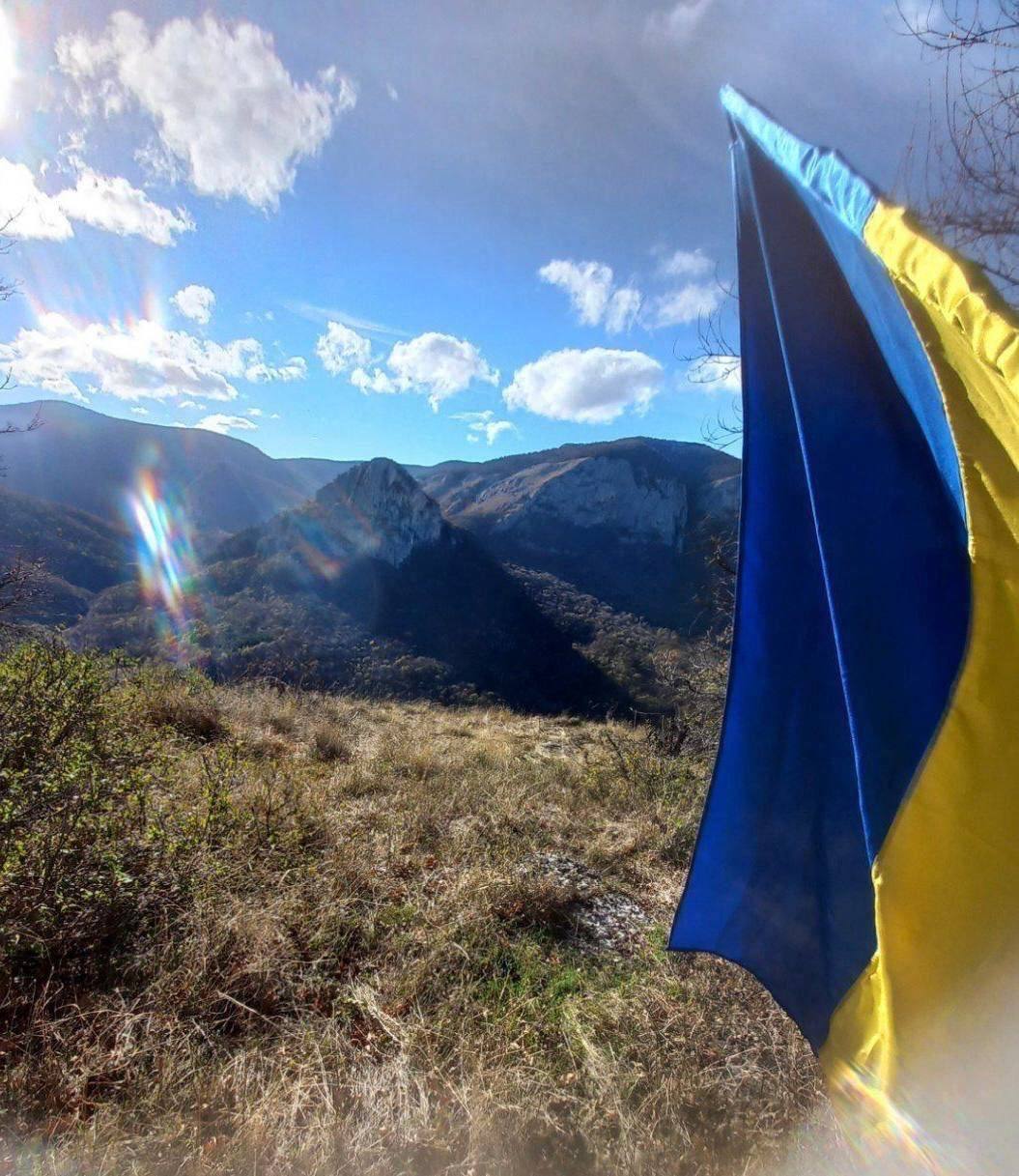 Окупантам нагадали, чий Крим: над півостровом розвивається український прапор - фото 2