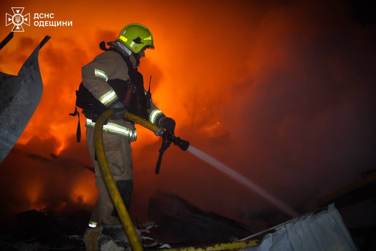 Пожежа в монастирі та потрощені склади: наслідки атаки російських безпілотників на Одесу - фото 2
