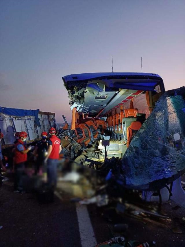 У Туреччині автобус з півсотнею пасажирів потрапив у смертельну ДТП (ФОТО) - фото 2