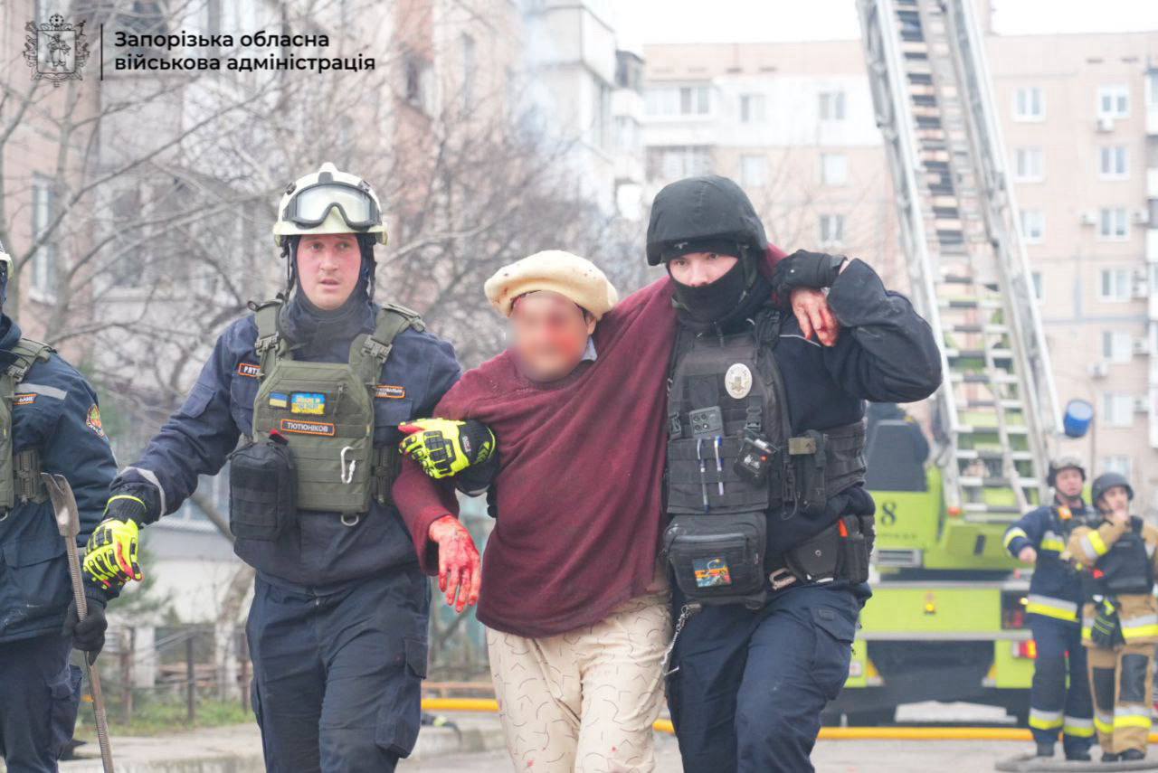 Оккупанты авиабомбами обстреляли Запорожье: есть попадание в дом (ОБНОВЛЯЕТСЯ) - фото 2