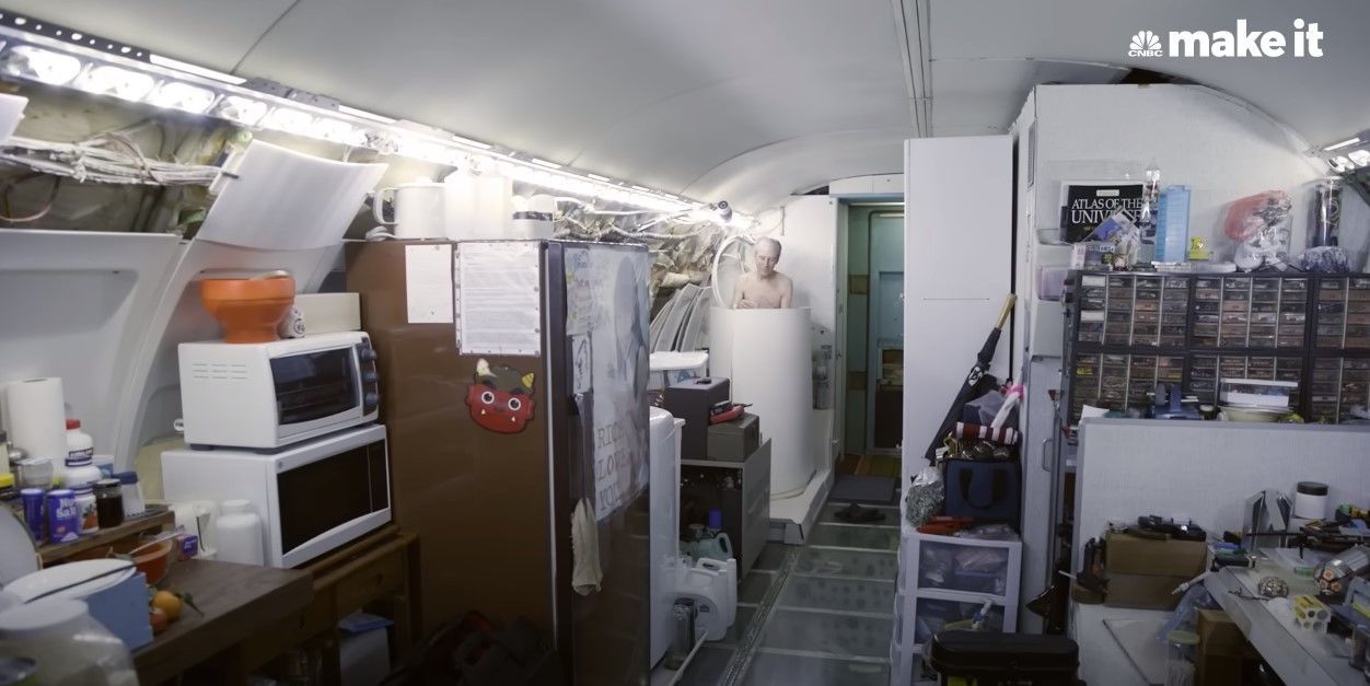 Мужчина живет в самолете Boeing 727 посреди леса: как ему это удалось и сколько стоило - фото 3