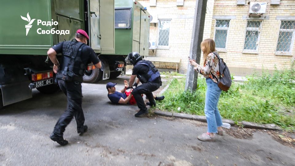Дело Стерненко: копы избивают безоружных активистов под судом (ФОТО) - фото 7