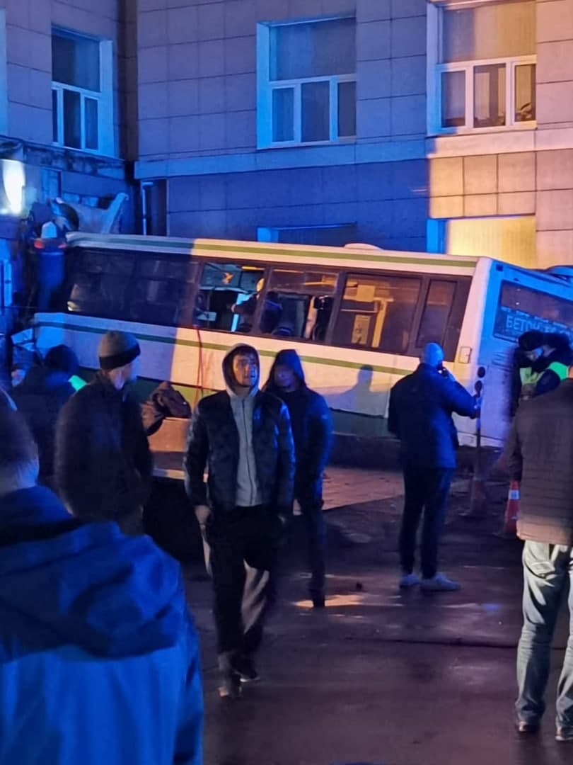 Страшна аварія в Новгороді - пасажирський автобус протаранив будівлю університету: є загиблі - фото 2
