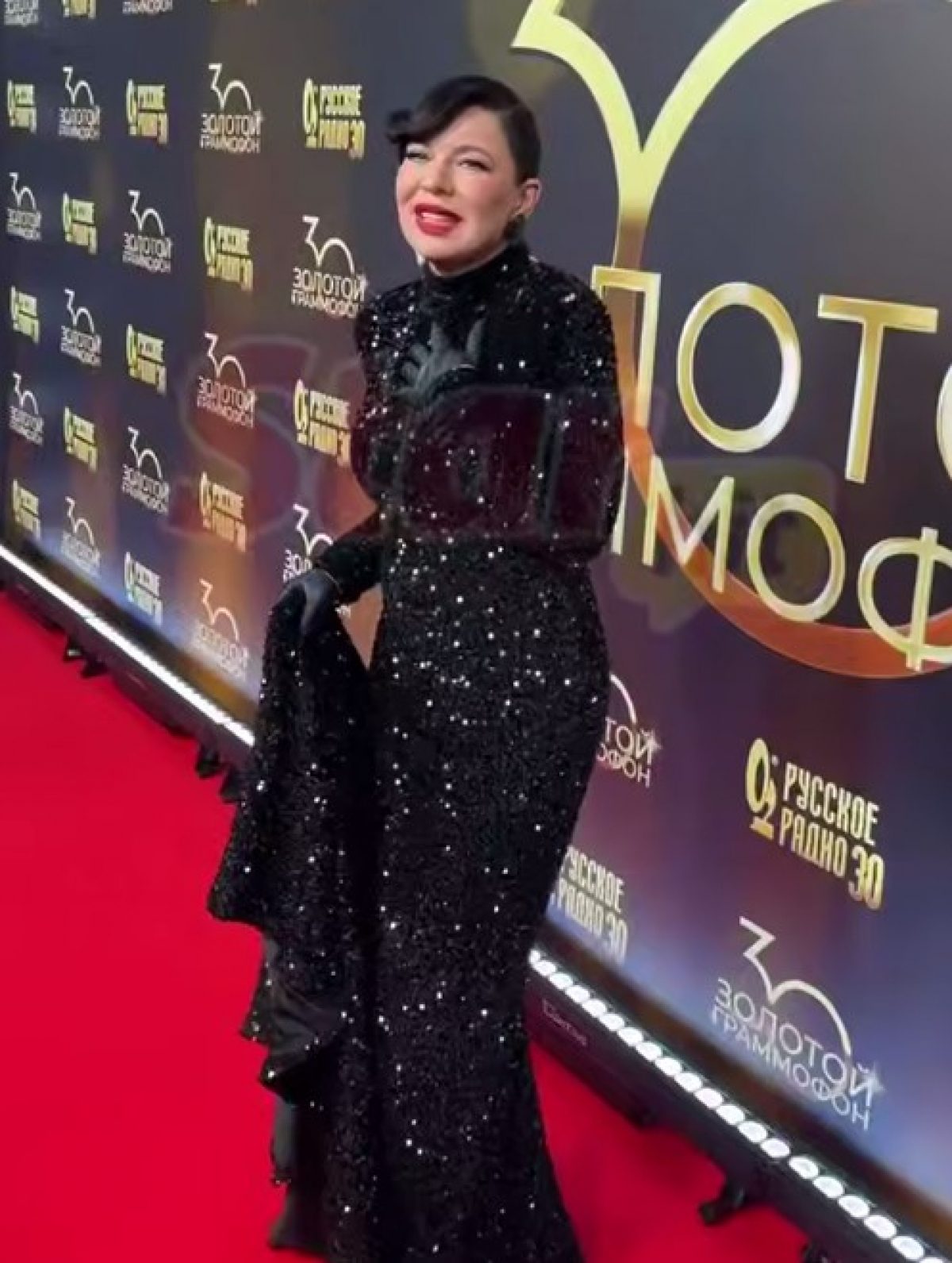 Развлекающие россиян певицы из Украины опозорились на красной дорожке в РФ (ФОТО) - фото 2  Развлекающие россиян певицы из Украины опозорились на красной дорожке в РФ (ФОТО) - фото 2