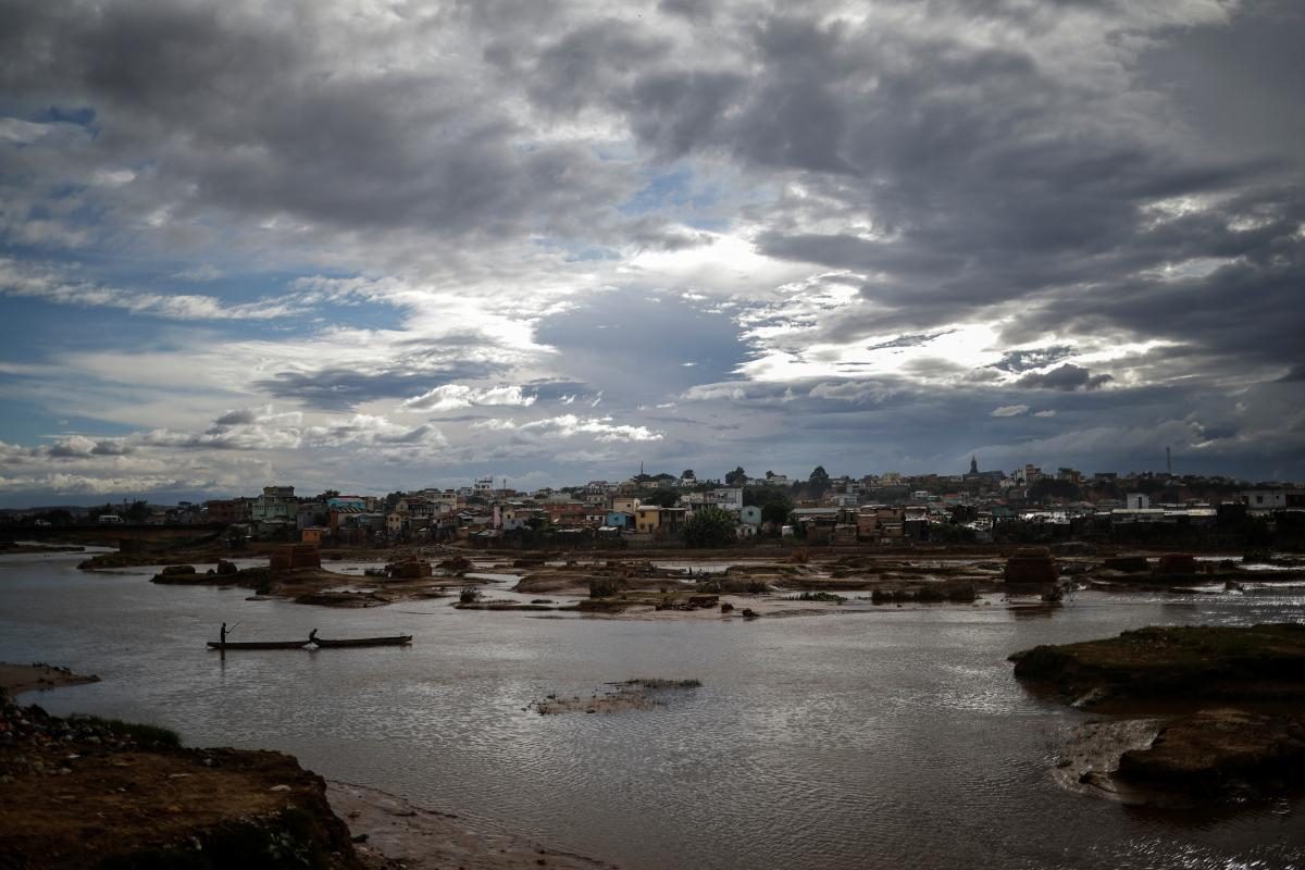 На Мадагаскар обрушился мощный циклон: непогода уничтожила целые деревни и убила много людей (ФОТО)  - фото 3