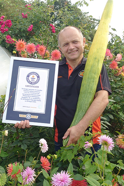 У Британії виростили найбільший у світі огірок: його занесли до Книги рекордів Гіннеса (ФОТО) - фото 2