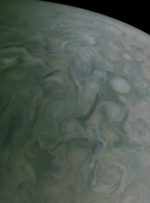 Космический аппарат NASA прислал на Землю новые фотографии крупнейшей планеты Солнечной системы (ФОТО)  - фото 6