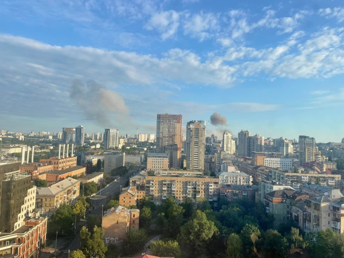 У Києві вранці вибухи – над столицею чорний дим: що відомо - фото 3