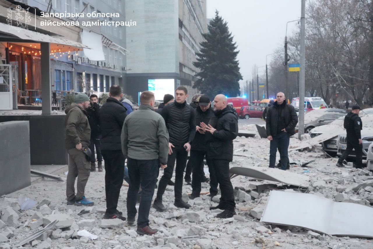 Окупанти вдарили балістикою по Запоріжжю: є загиблі та люди під завалами (ОНОВЛЕНО) - фото 12