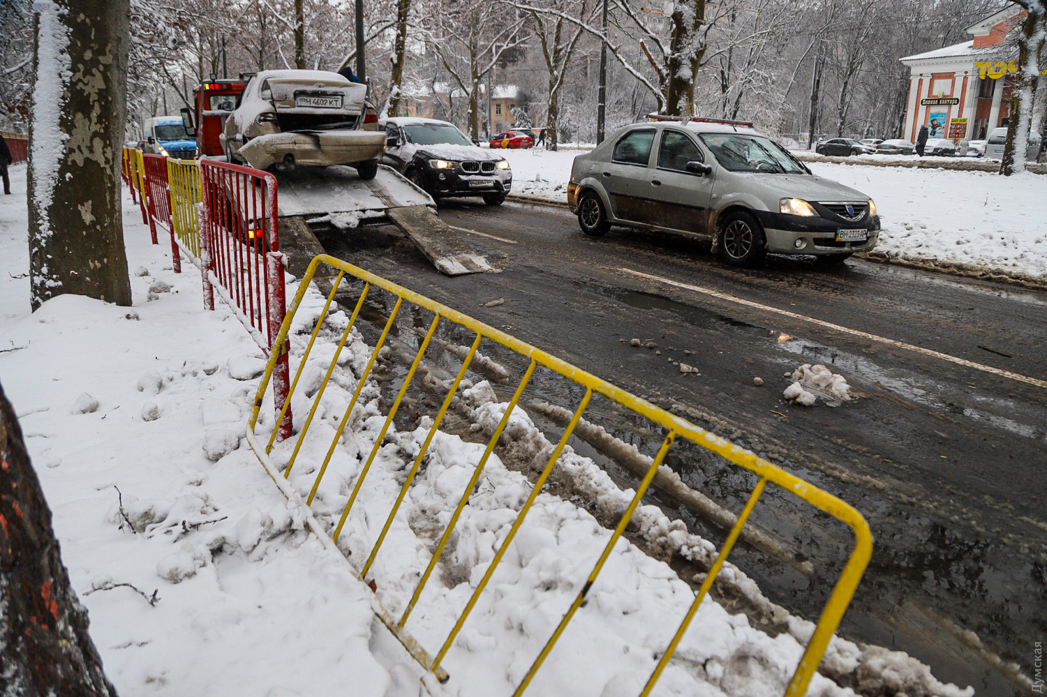Цілодобові снігопади в Одесі: як місто справляється з негодою (ФОТО, ВІДЕО) - фото 6
