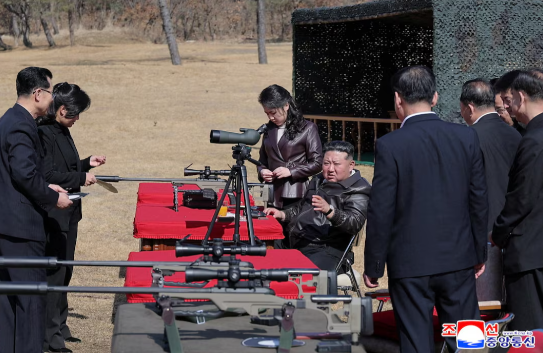 Ким Чен Ын устроил 13-летней дочери фотосессию со снайперской винтовкой (ФОТО) - фото 2