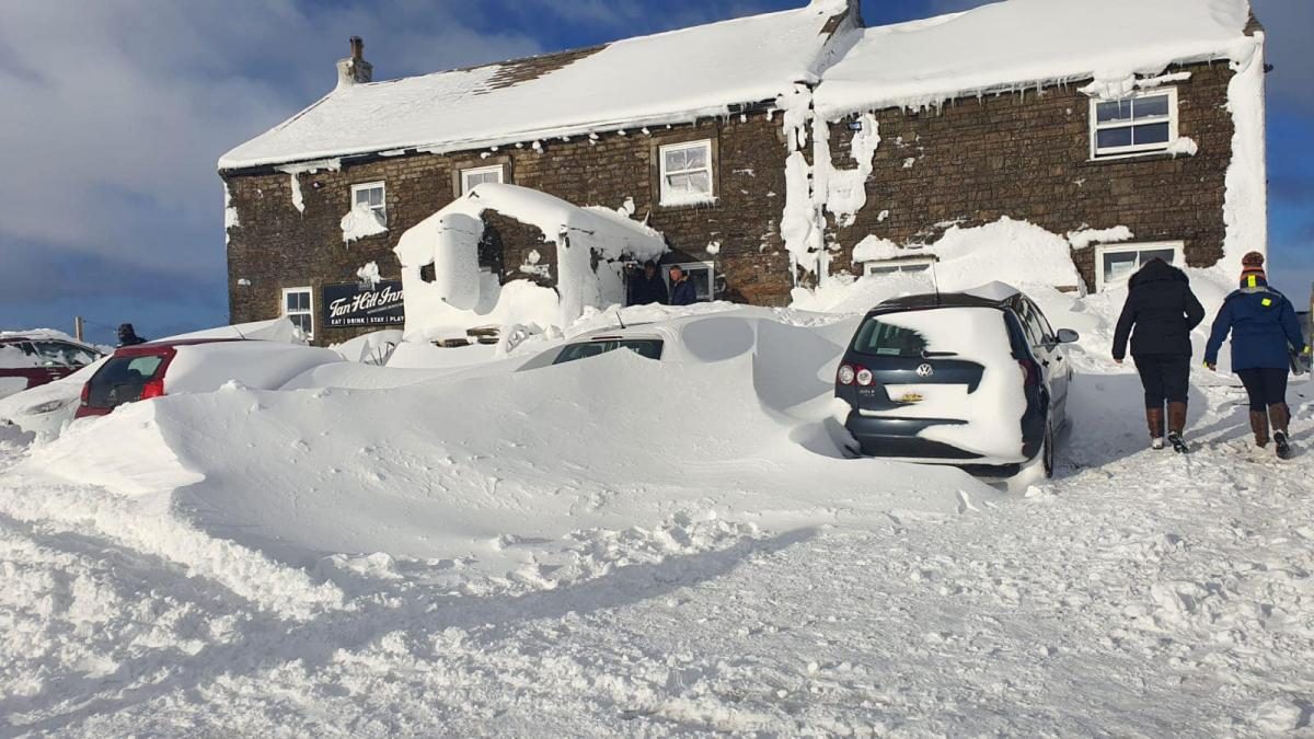 В Великобритании десятки людей на три дня оказались заблокированными в пабе: здание замело снегом (ФОТО)  - фото 3