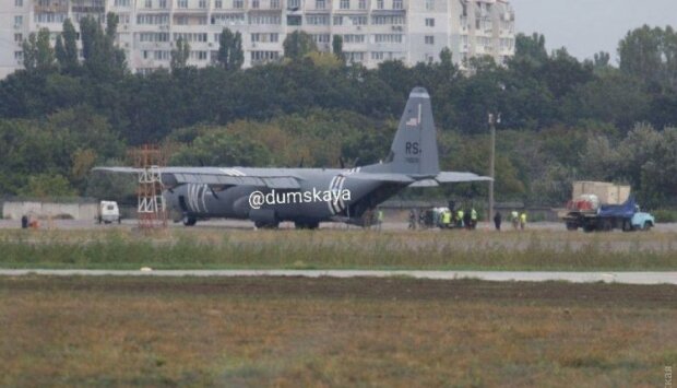 В Одессе экстренно сел американский самолет  - фото 2