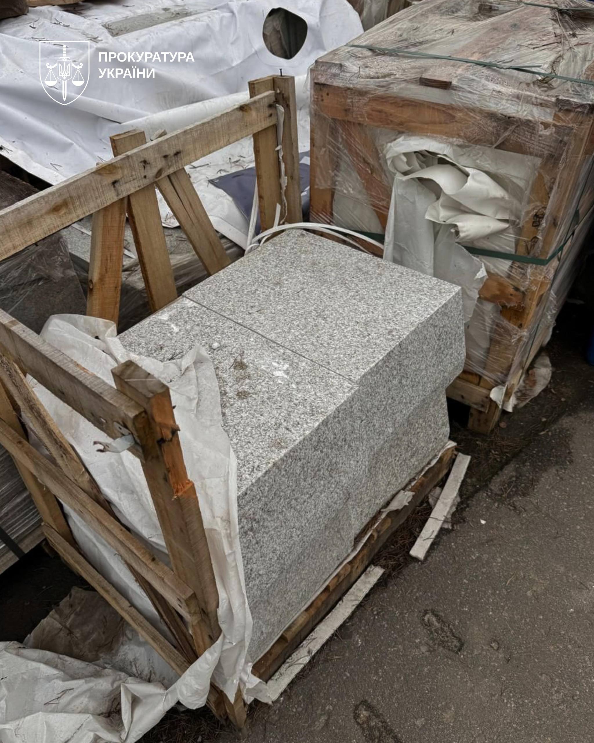 «Заработок на могильных крестах»: экс-заммэра и бизнесменов подозревают в масштабной растрате - фото 2