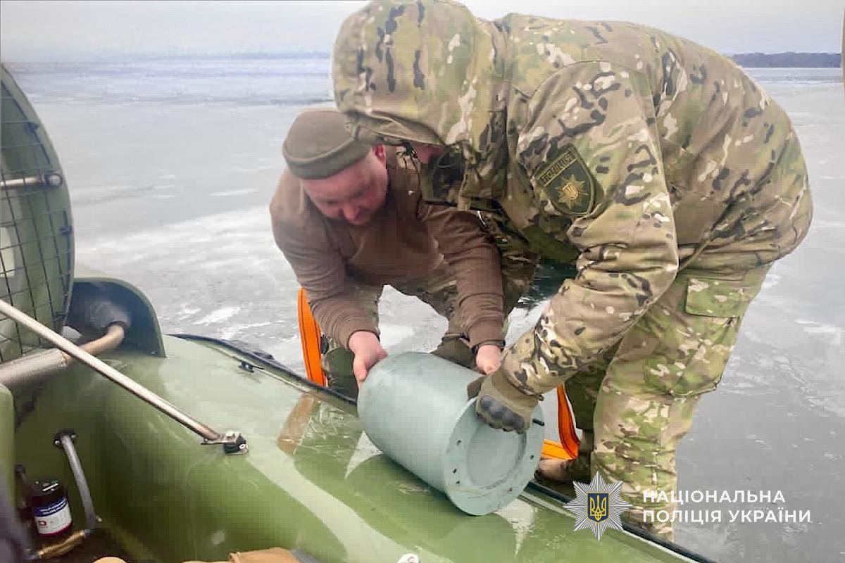 Небезпека на замерзлому Дніпрі: смертельну знахідку виявили на кризі - фото 2