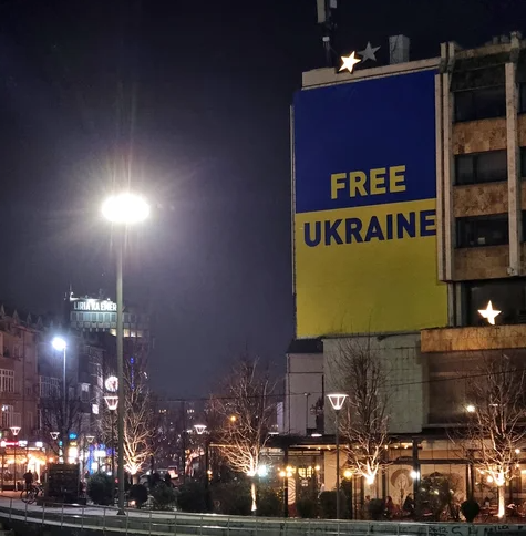 Из-за позиции Зеленского в столице Косово убрали гигантский флаг Украины: что произошло - фото 2