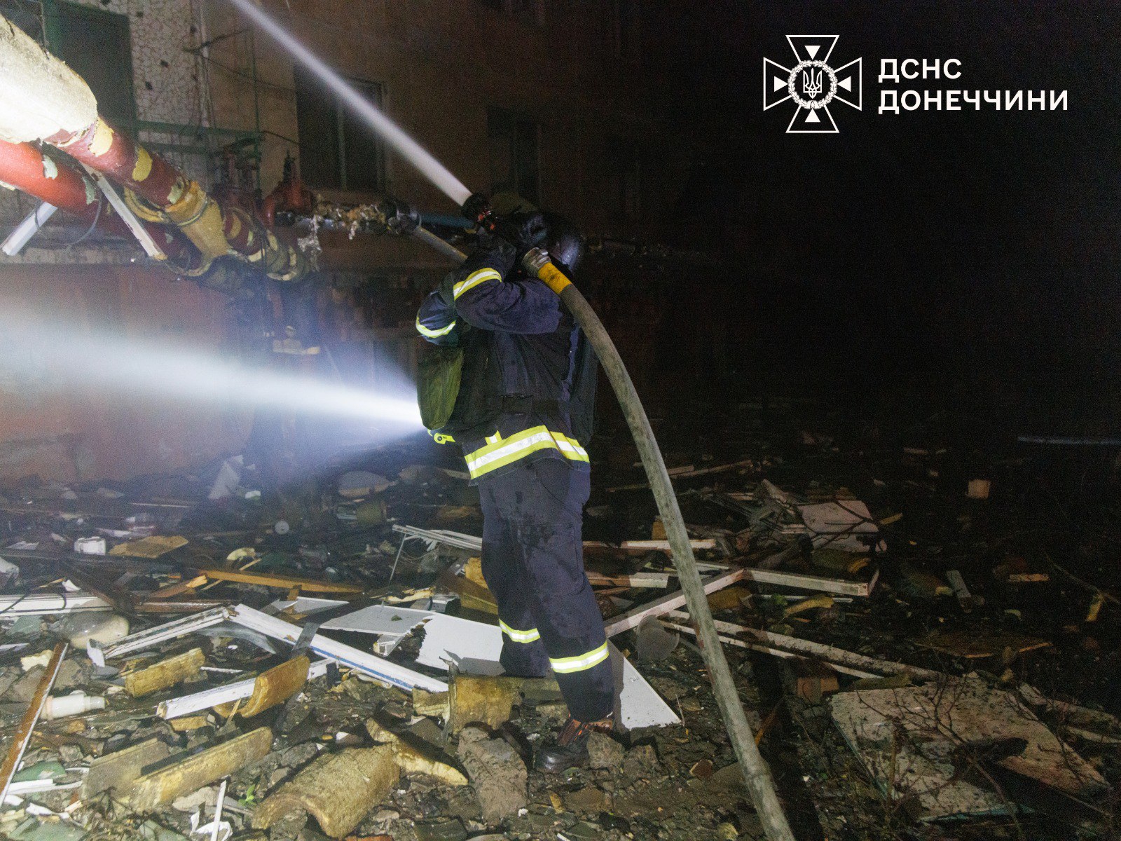 Смертельный удар по Краматорску: загорелась многоэтажка с людьми - фото 2