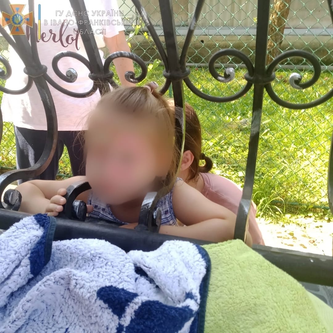 На Прикарпатті маленька дитина опинилася в ”залізній пастці” (ФОТО) - фото 2