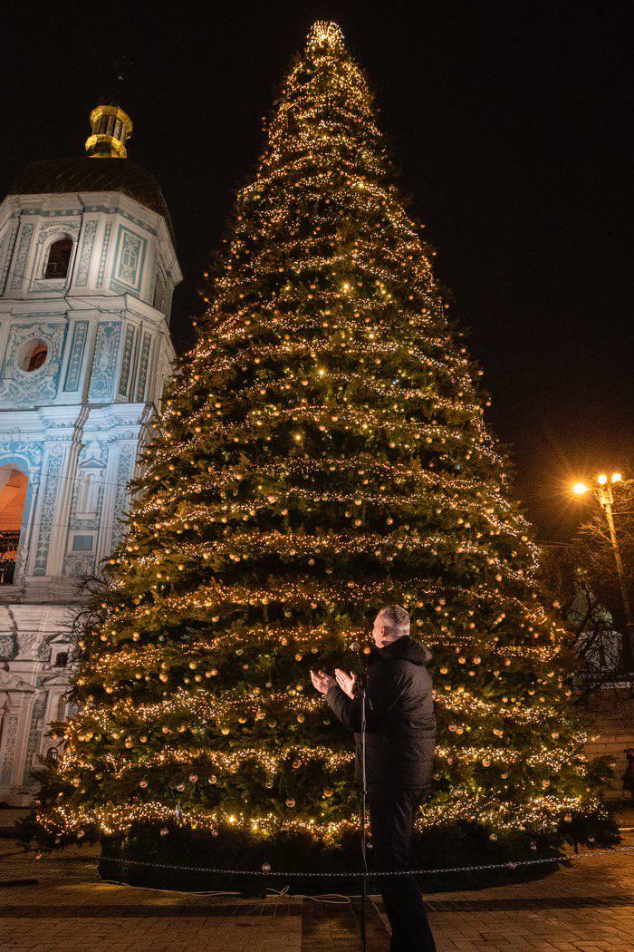 В Киеве открыли главную новогоднюю елку: сколько игрушек пошло на 16-метровое дерево  - фото 2