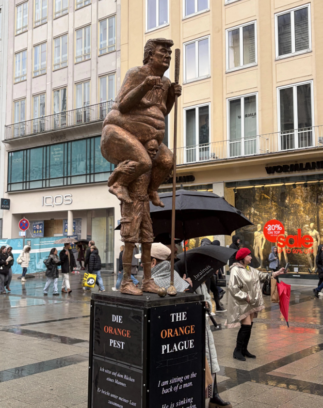 ”Помаранчева чума”: у Мюнхені виставили сатиричну скульптуру Трампа (ФОТО) - фото 2