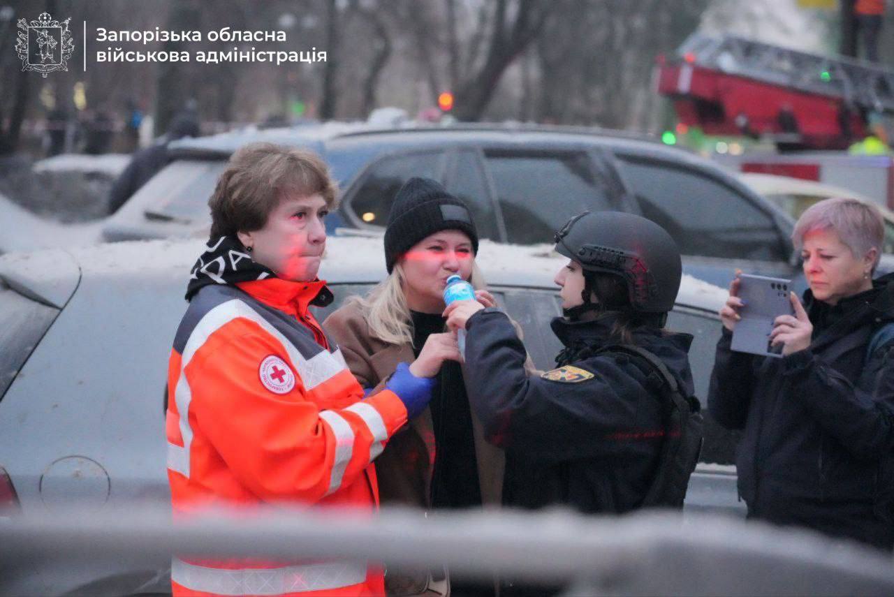 Окупанти вдарили балістикою по Запоріжжю: є загиблі та люди під завалами (ОНОВЛЕНО) - фото 5