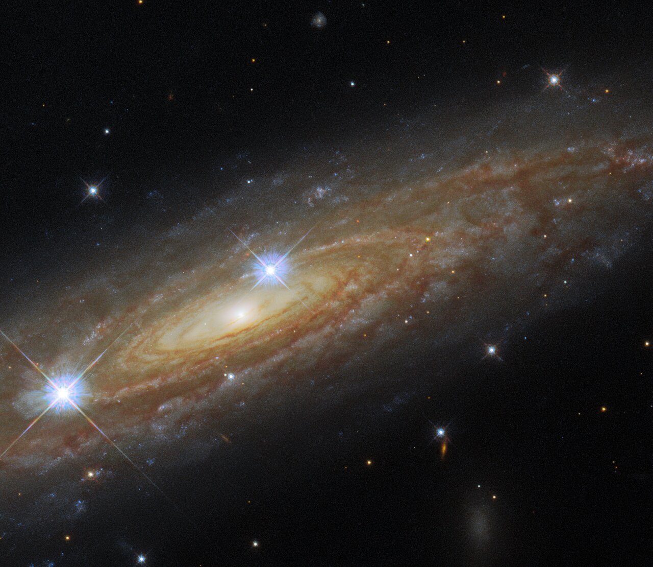 NASA Hubble показал соседку нашей галактики: как она выглядит (ФОТО)  - фото 2