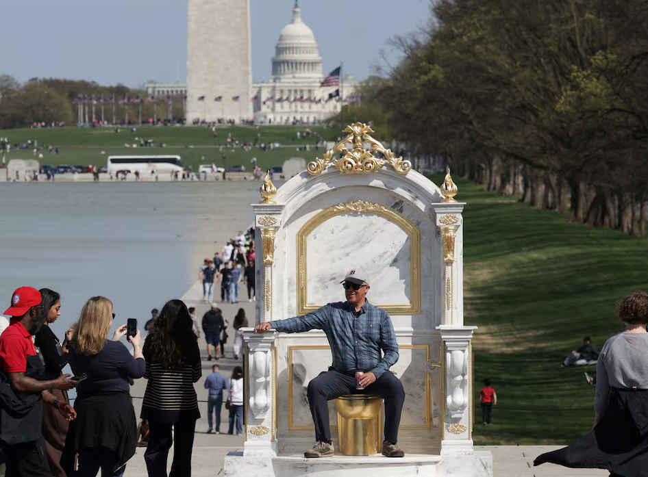 Золотой унитаз установили в честь Трампа на Национальной аллее в Вашингтоне (ФОТО) - фото 2 Золотой унитаз установили в честь Трампа на Национальной аллее в Вашингтоне (ФОТО) - фото 2