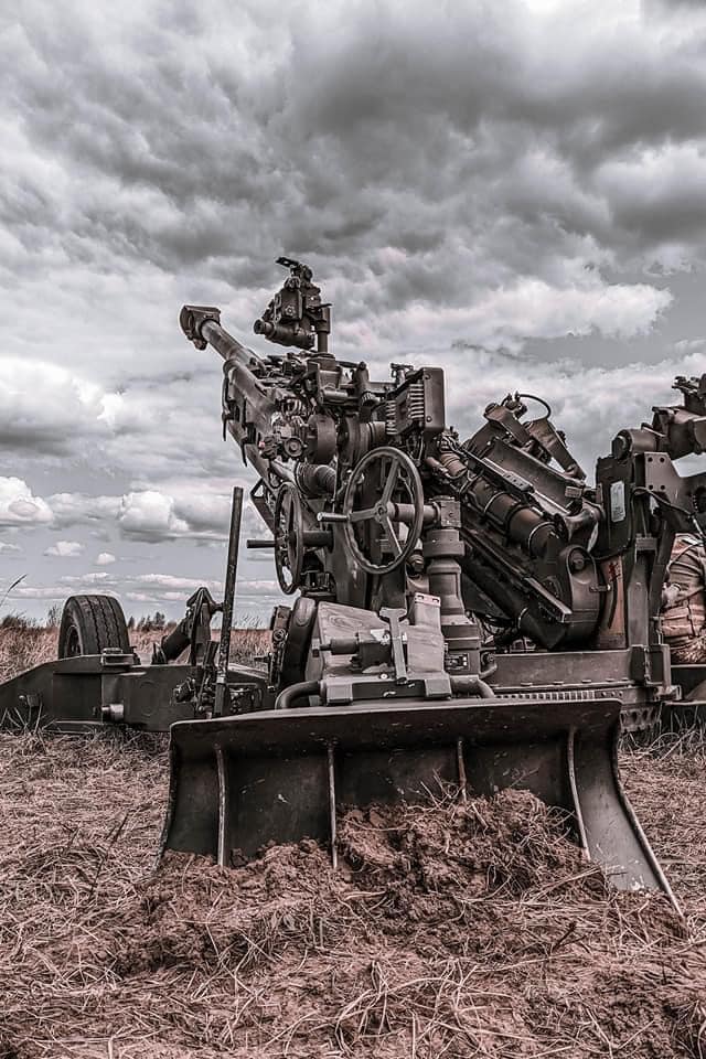 Філігранна точність: показали, як українські захисники нищать ворога з американських гаубиць М777 (ФОТО)  - фото 3