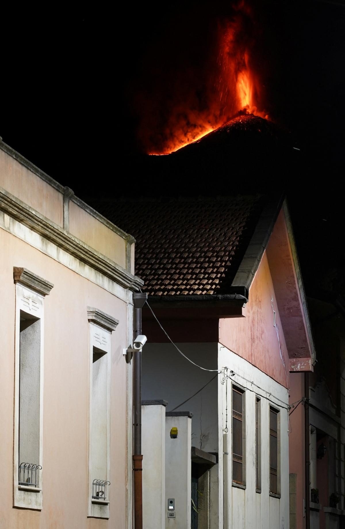 Самый большой вулкан в Европе начал извергаться: мощные взрывы озарили ночное небо (ФОТО)   - фото 2