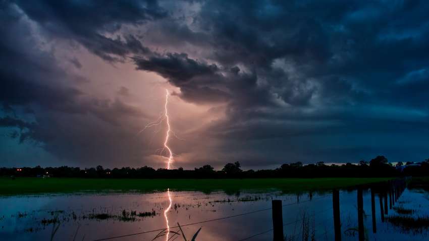Погода в Украине: синоптики рассказали, какие города не обойдут ливни и гроза